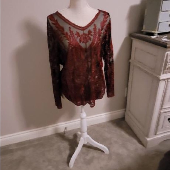 Excellent used condition, black see through netting, burgundy appliqué design. - Picture 2 of 6